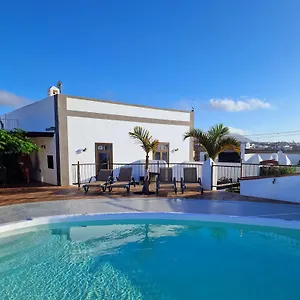 casa-vieja-4-bedroom-villa-with-a-private-pool.in-canary-islands.com/